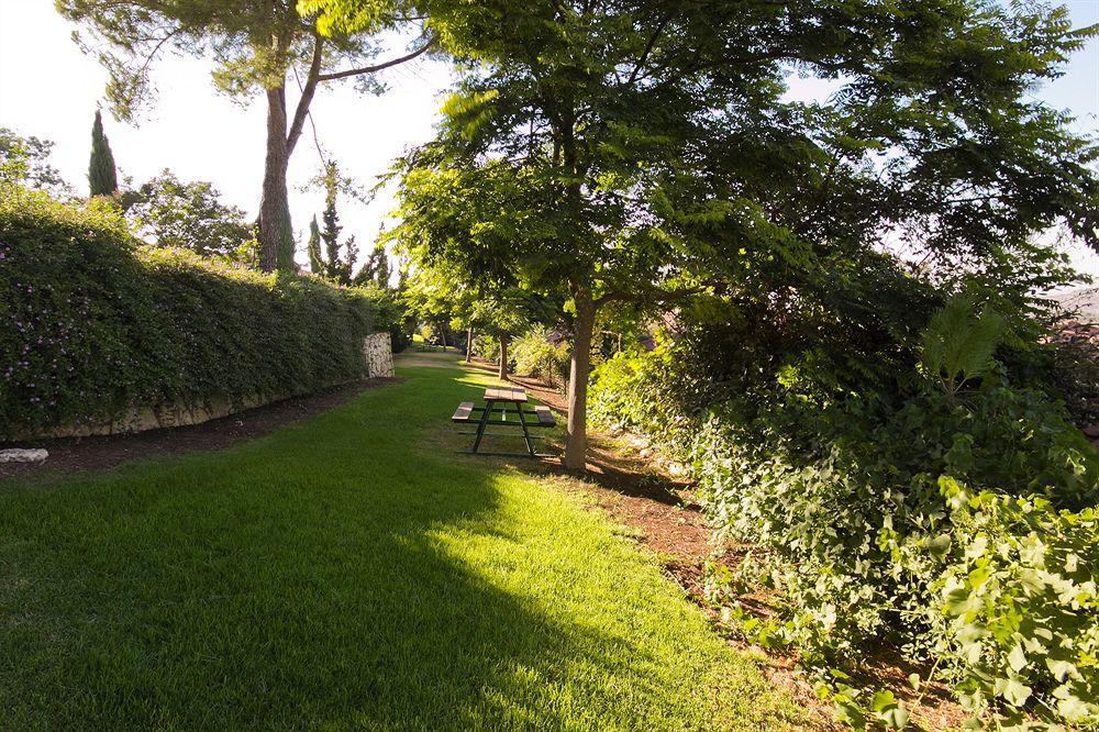 Shoresh Green Hills Family Suites Hotel Buitenkant foto