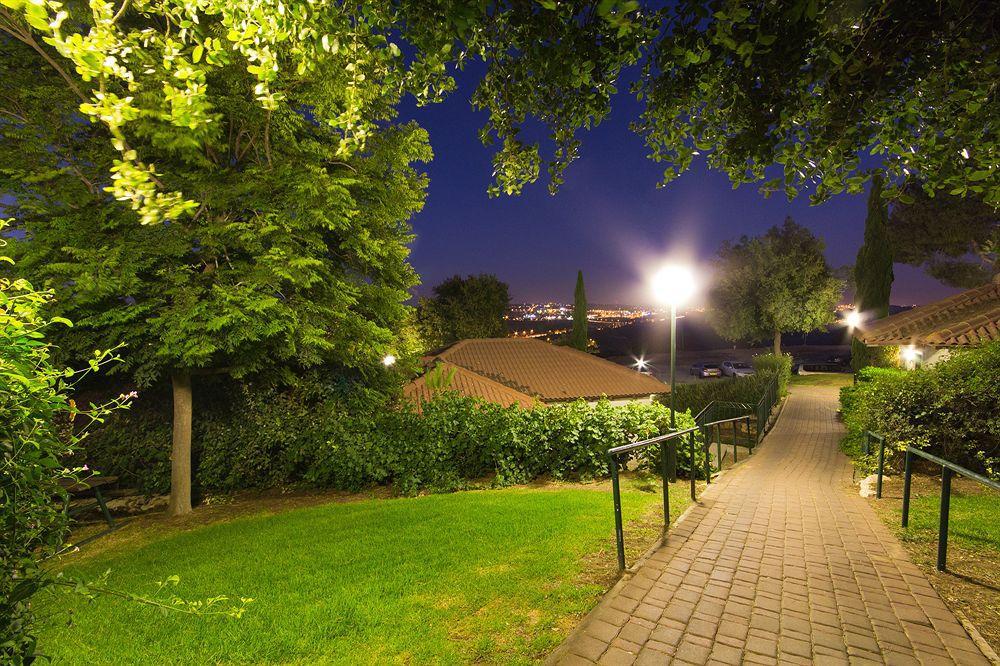 Shoresh Green Hills Family Suites Hotel Buitenkant foto