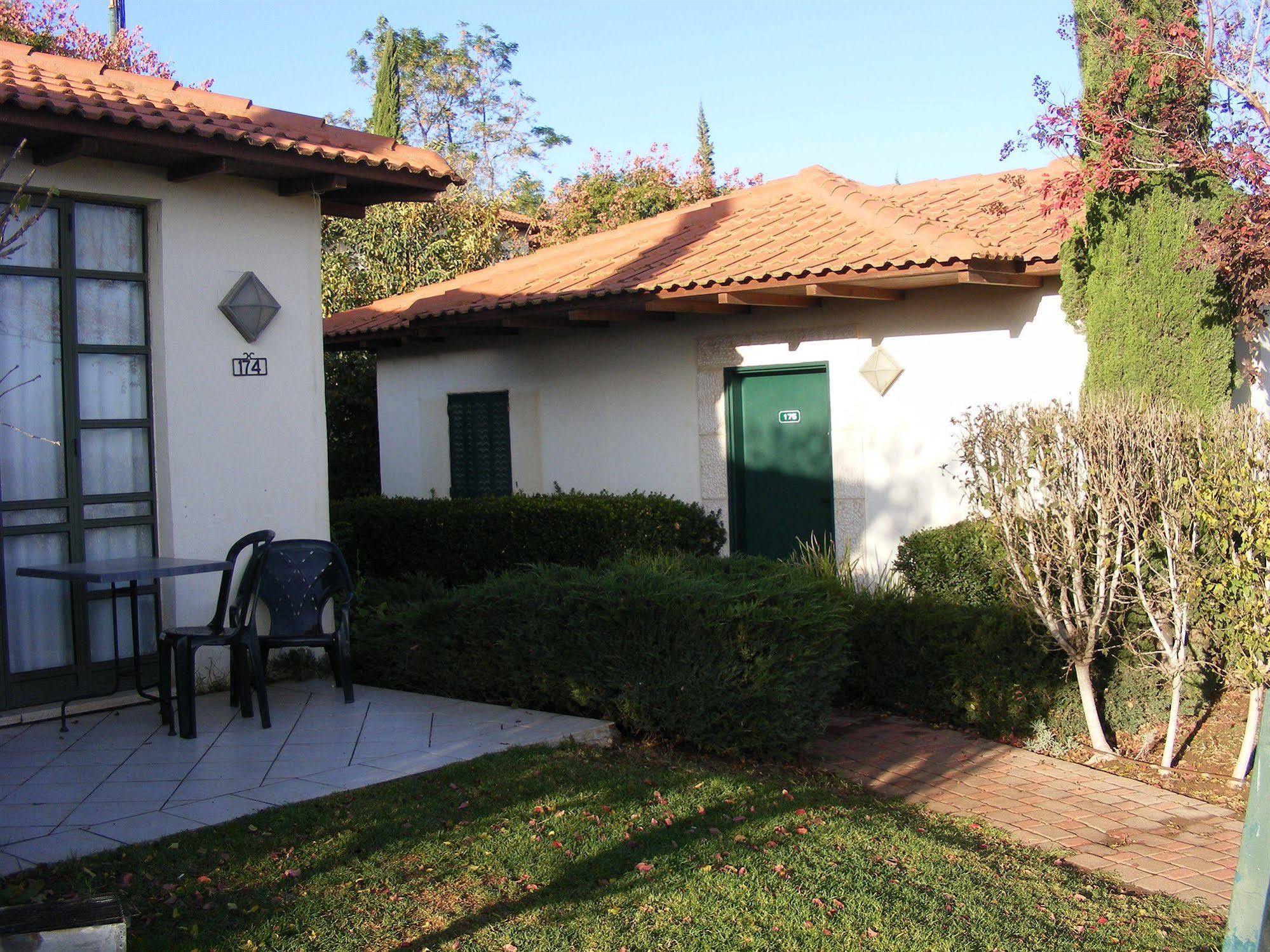 Shoresh Green Hills Family Suites Hotel Buitenkant foto