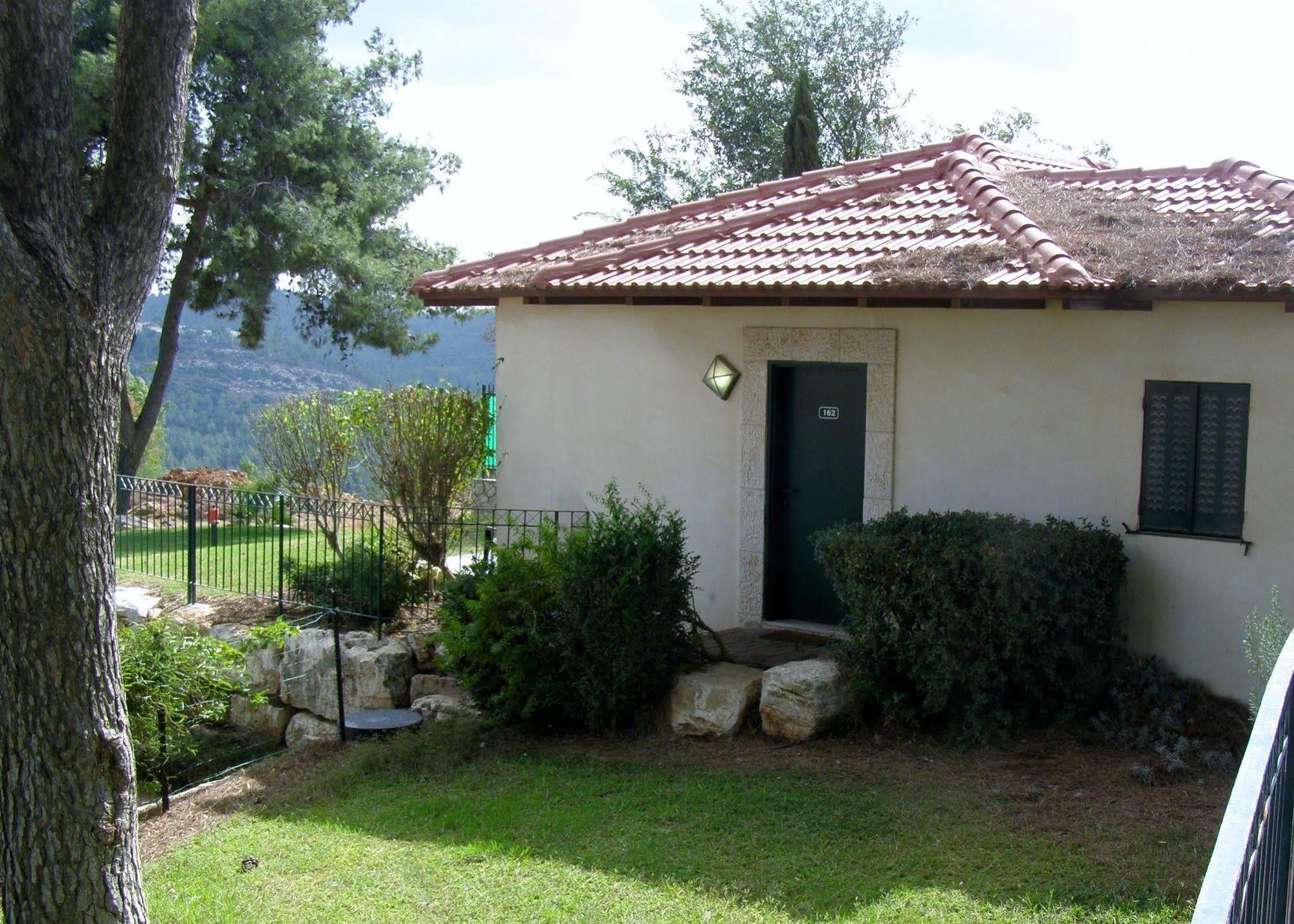 Shoresh Green Hills Family Suites Hotel Buitenkant foto