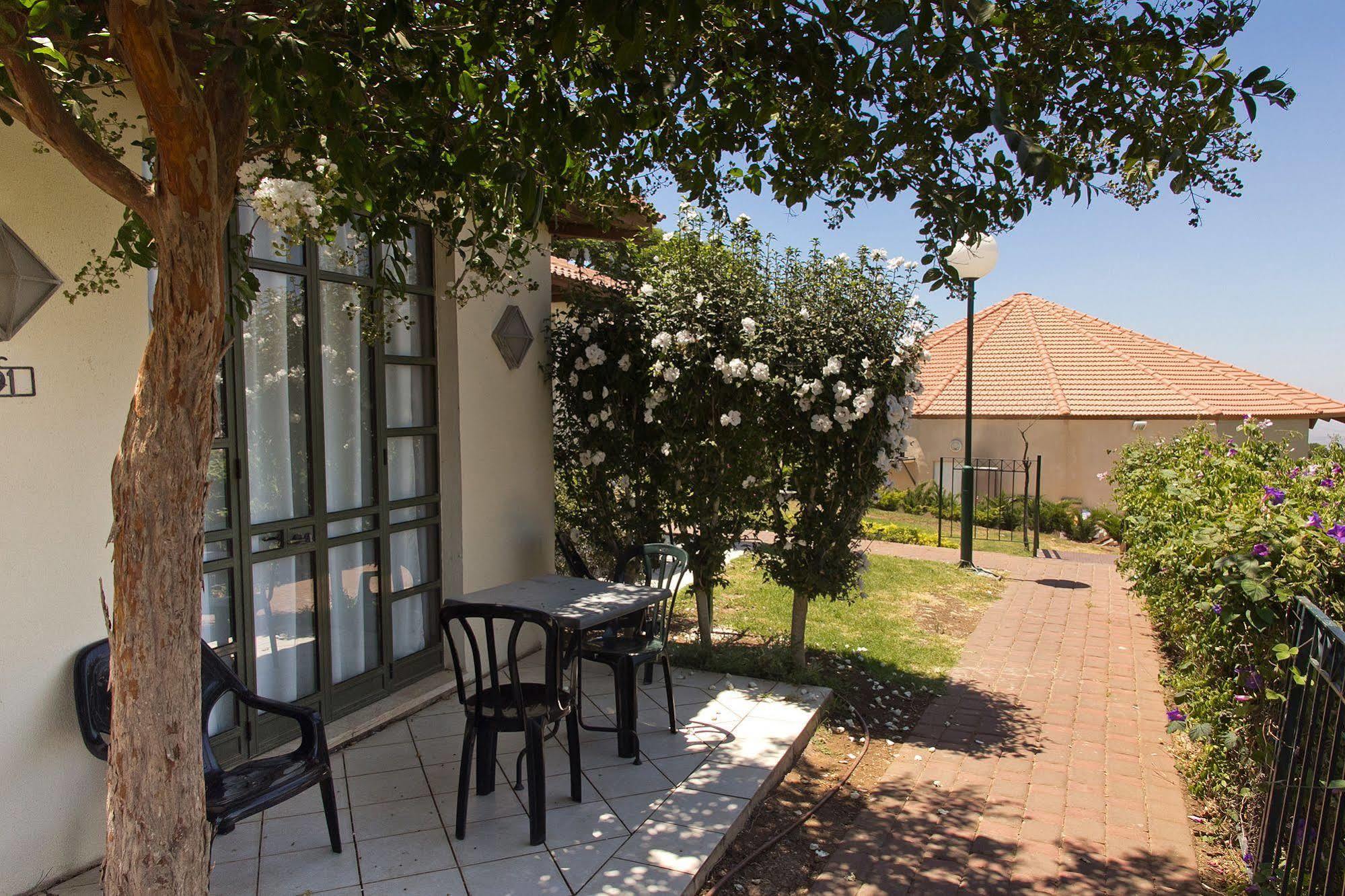 Shoresh Green Hills Family Suites Hotel Buitenkant foto