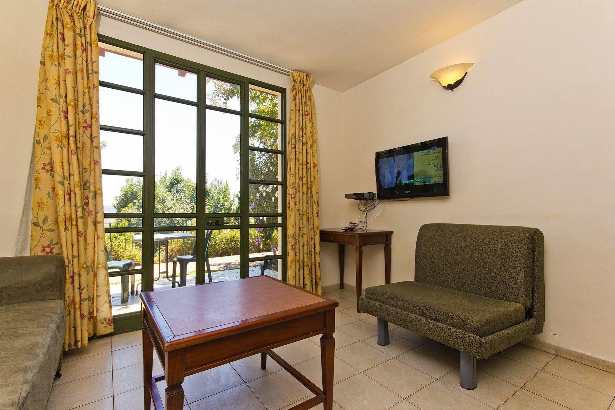 Shoresh Green Hills Family Suites Hotel Buitenkant foto