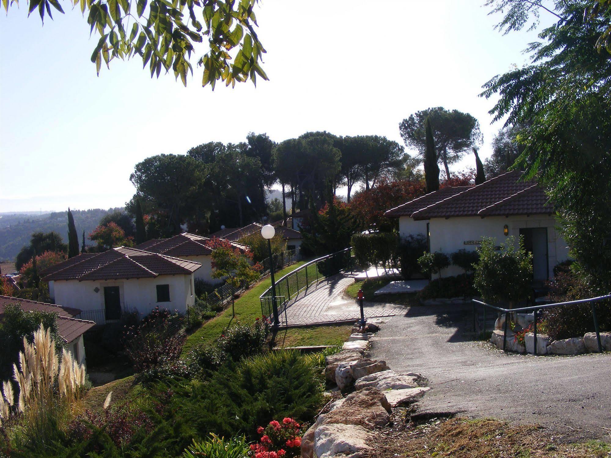 Shoresh Green Hills Family Suites Hotel Buitenkant foto