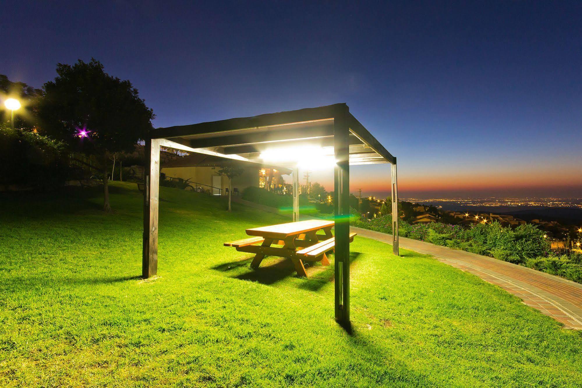 Shoresh Green Hills Family Suites Hotel Buitenkant foto