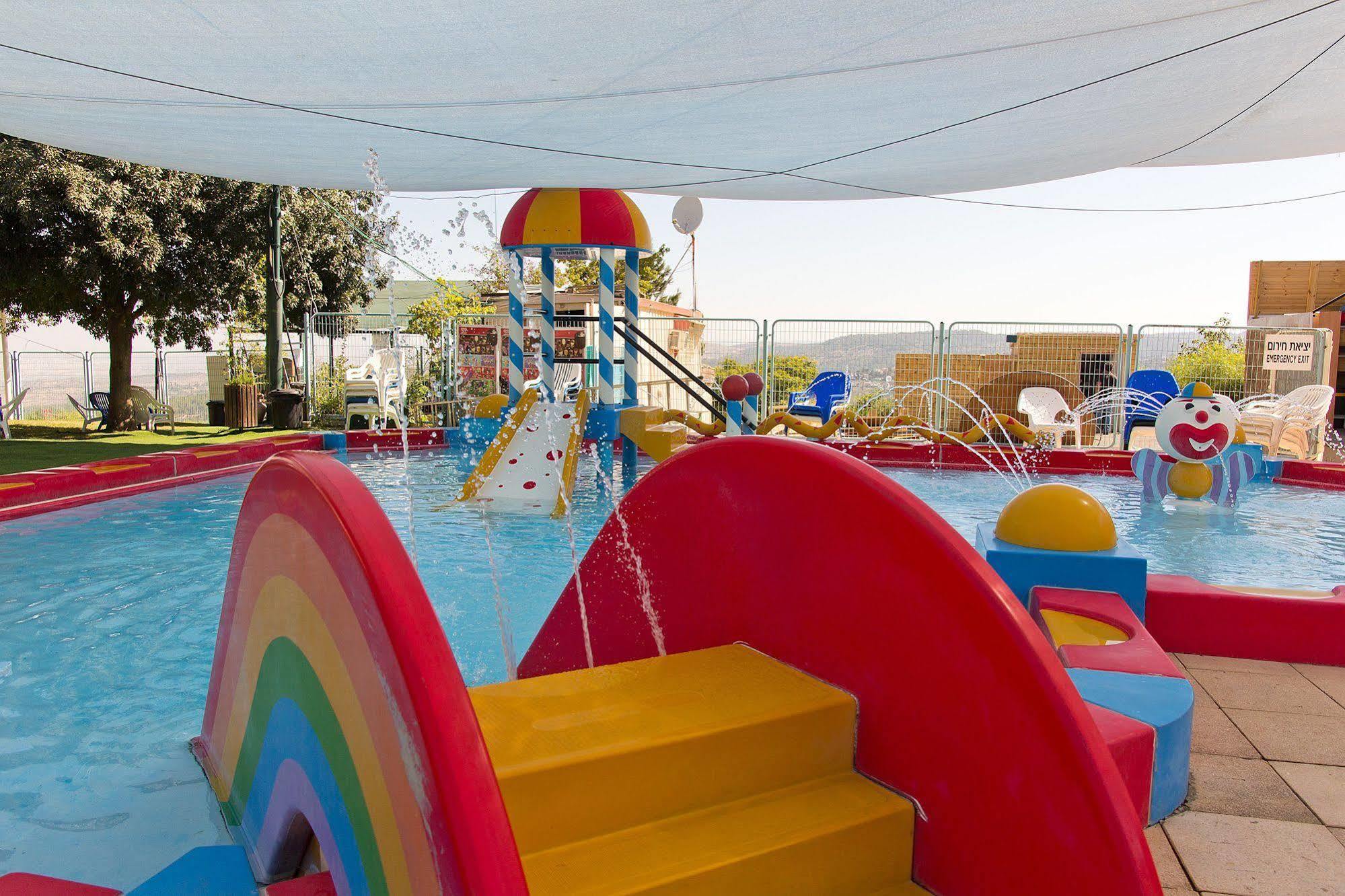 Shoresh Green Hills Family Suites Hotel Buitenkant foto