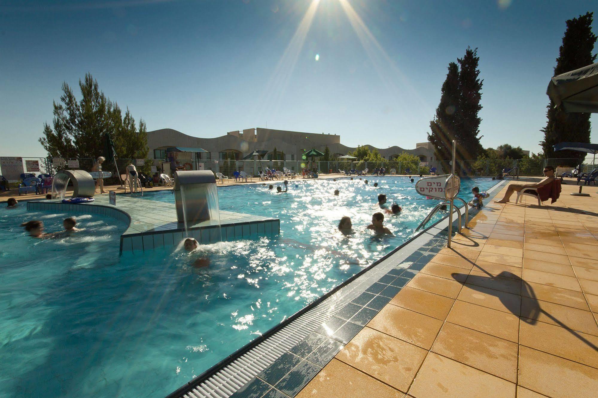 Shoresh Green Hills Family Suites Hotel Buitenkant foto