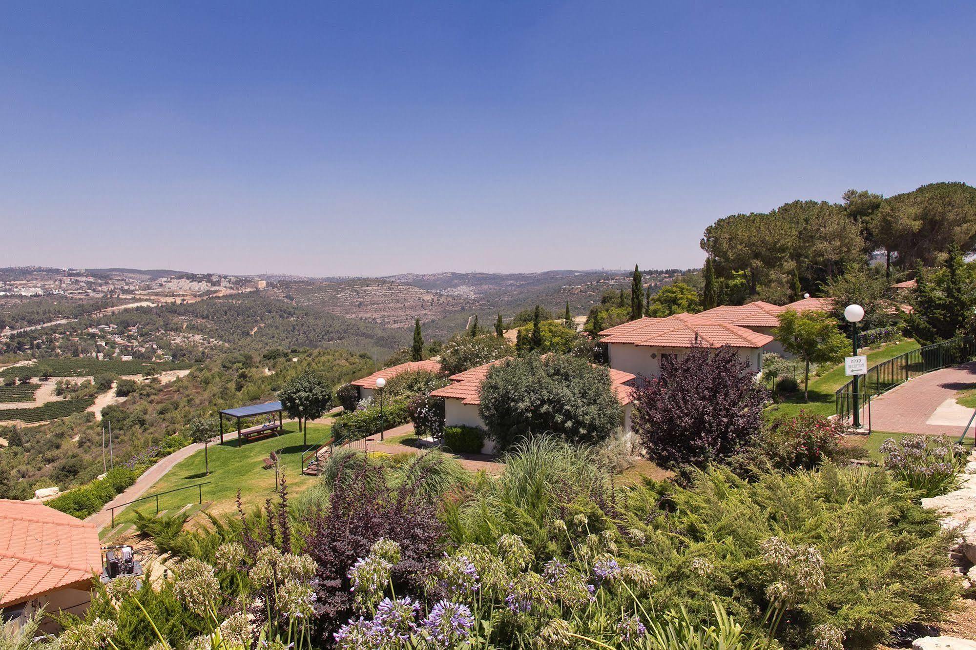 Shoresh Green Hills Family Suites Hotel Buitenkant foto