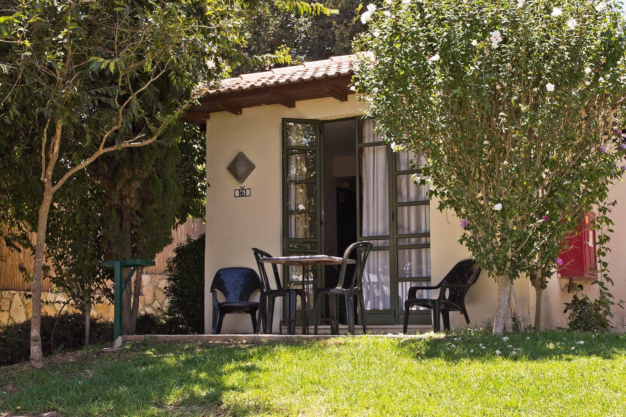 Shoresh Green Hills Family Suites Hotel Buitenkant foto